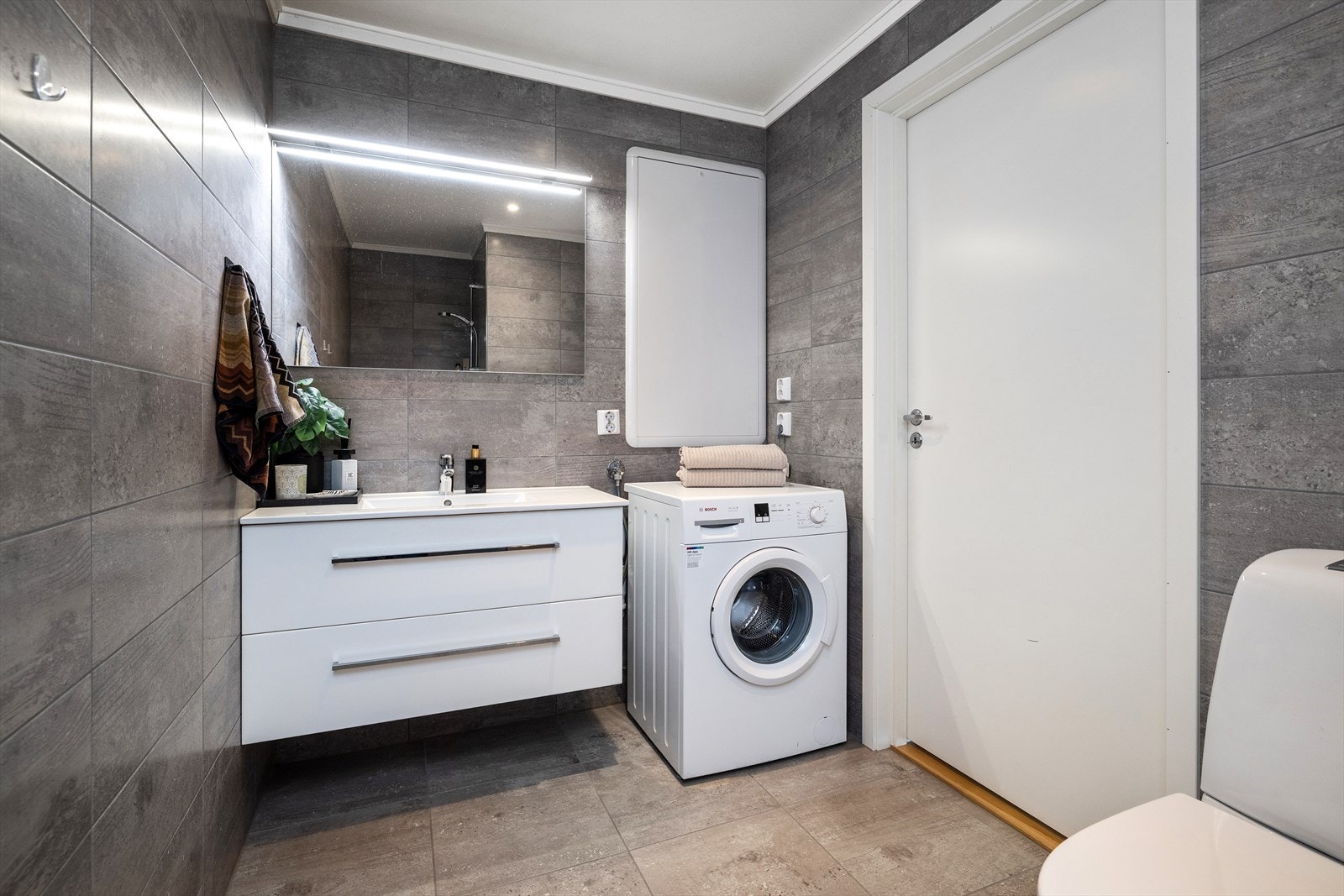 Badet kler leiligheten godt med samme fargepalett som resten. Galleribilde
