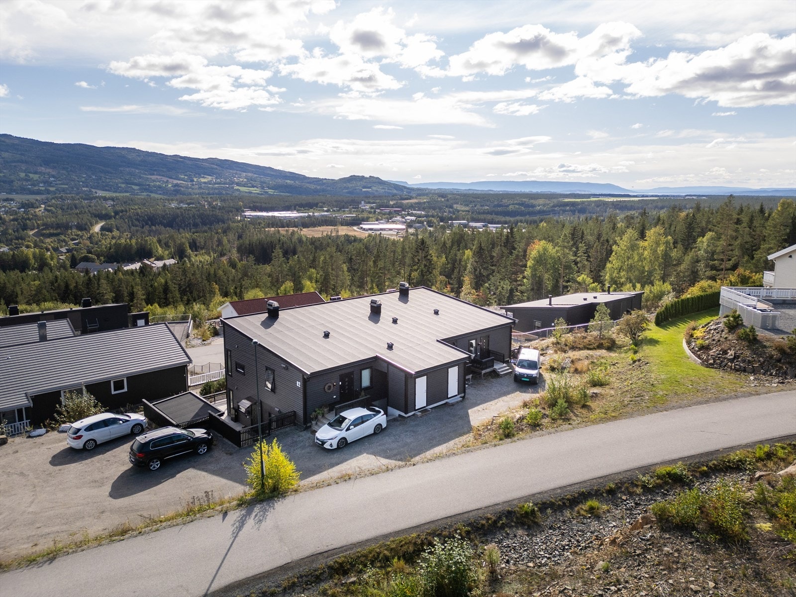 Sameiet Klebersteinsveien 82 har en sentral plassering midt i Bergermarka. Flott utsikt og gode solforhold. Galleribilde