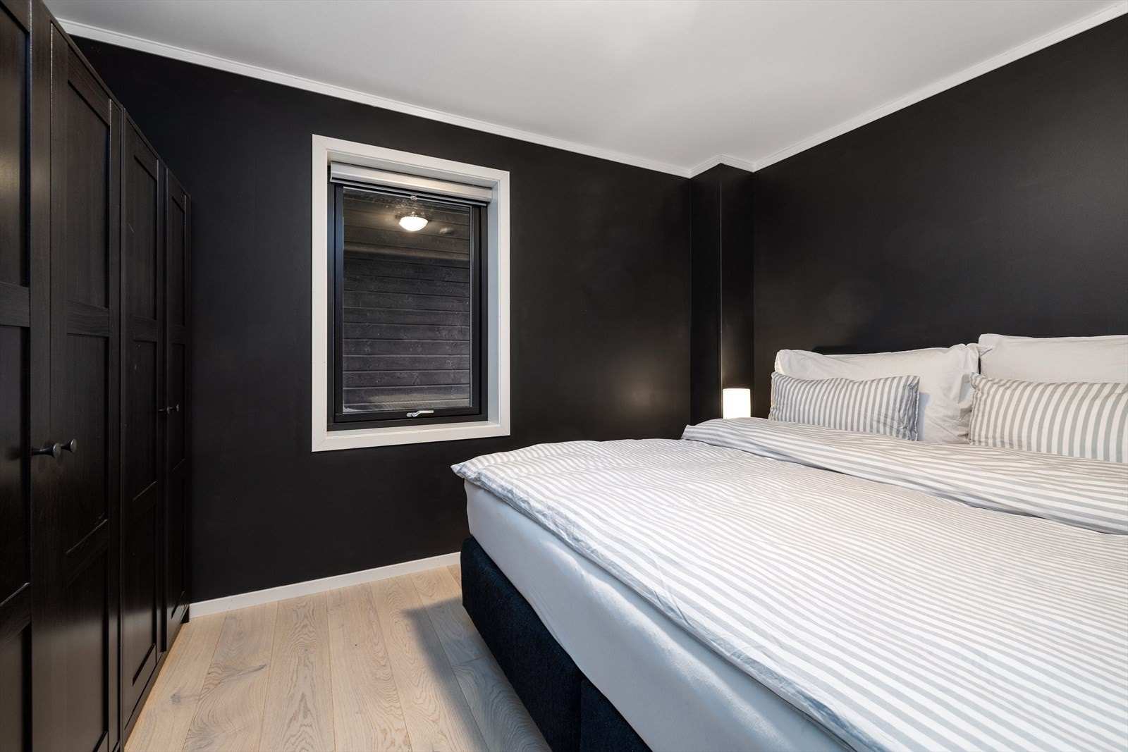 Moderne soverom med garderobeskap. Galleribilde