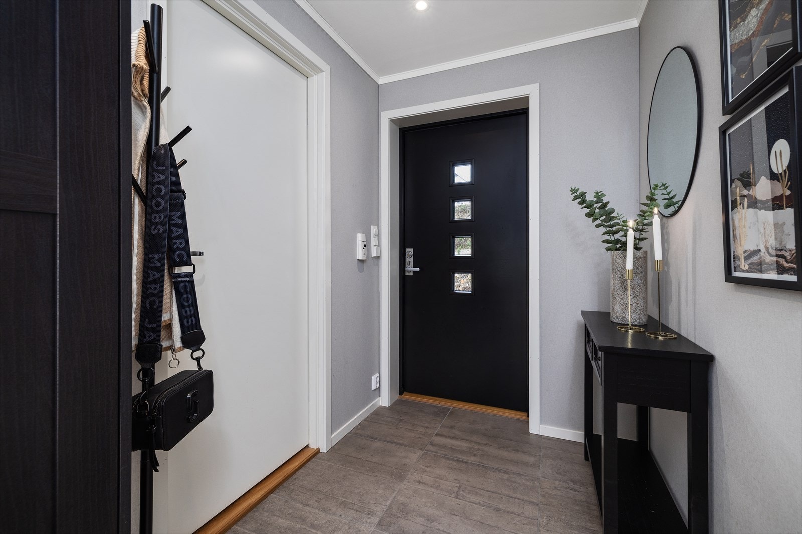 Velkommen inn! Vindfanget er praktisk utstyrt med flislagt gulv. Galleribilde