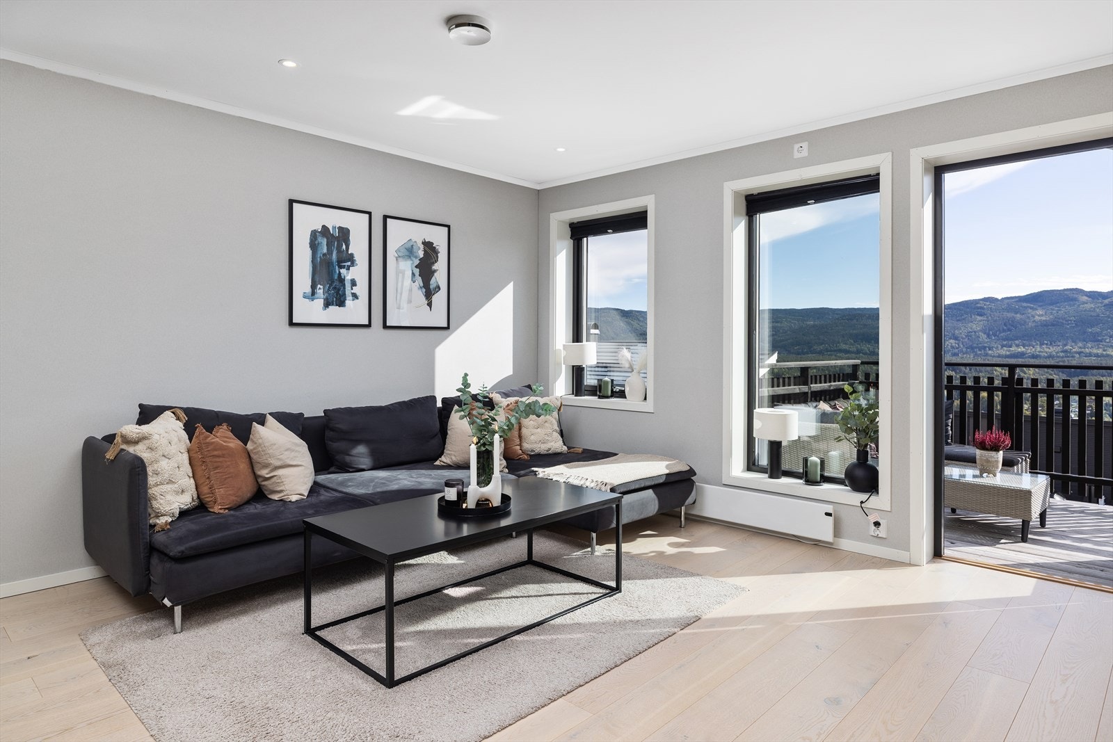 Stilren stue med downlights i himling og utgang terrasse. Galleribilde