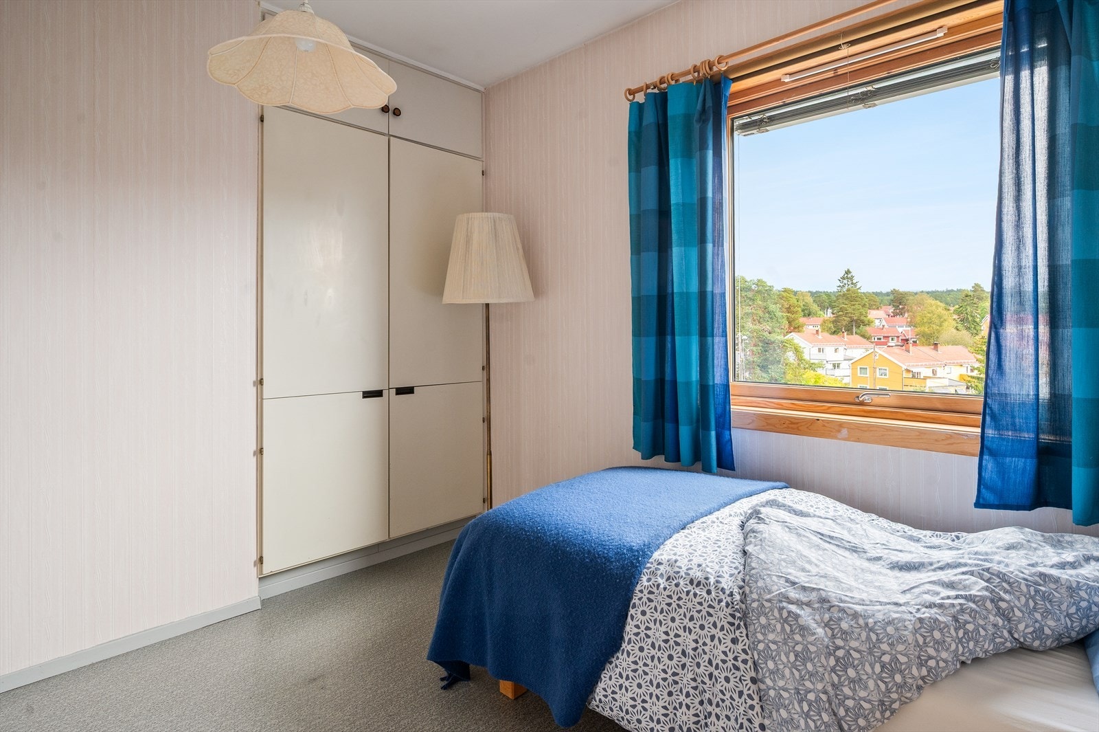 Plassbygd garderobe gir rikelig med oppbevaring. Galleribilde