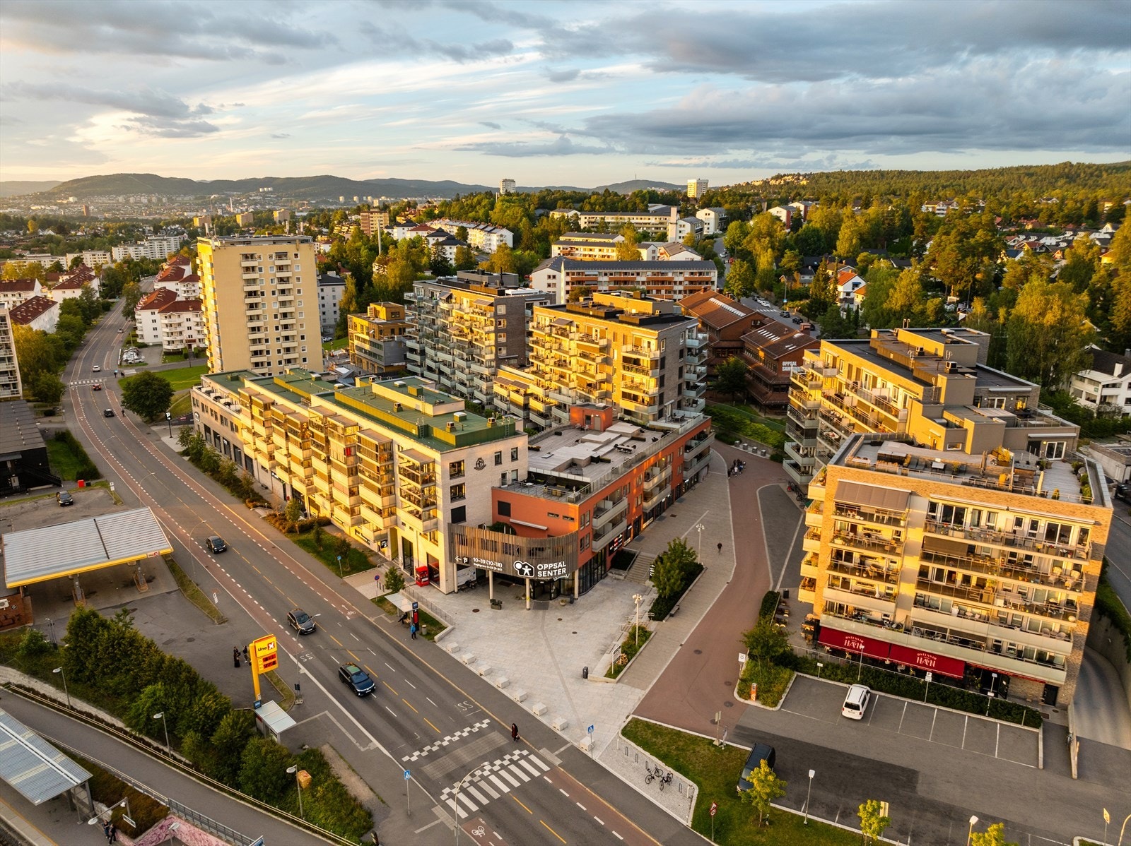 Oppsal senter og T-bane få minutters gange fra boligen. Galleribilde