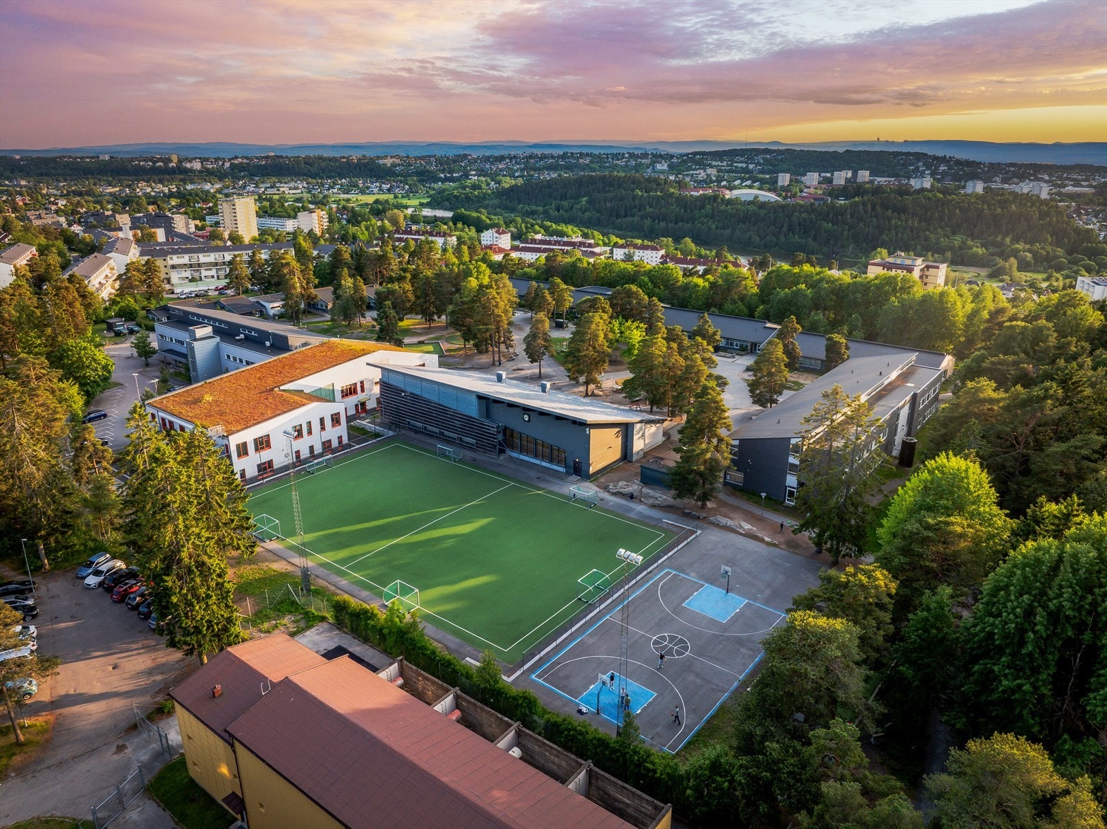 Oppsal Skole ligger også få minutters gange fra boligen gjennom boligfelt. Galleribilde