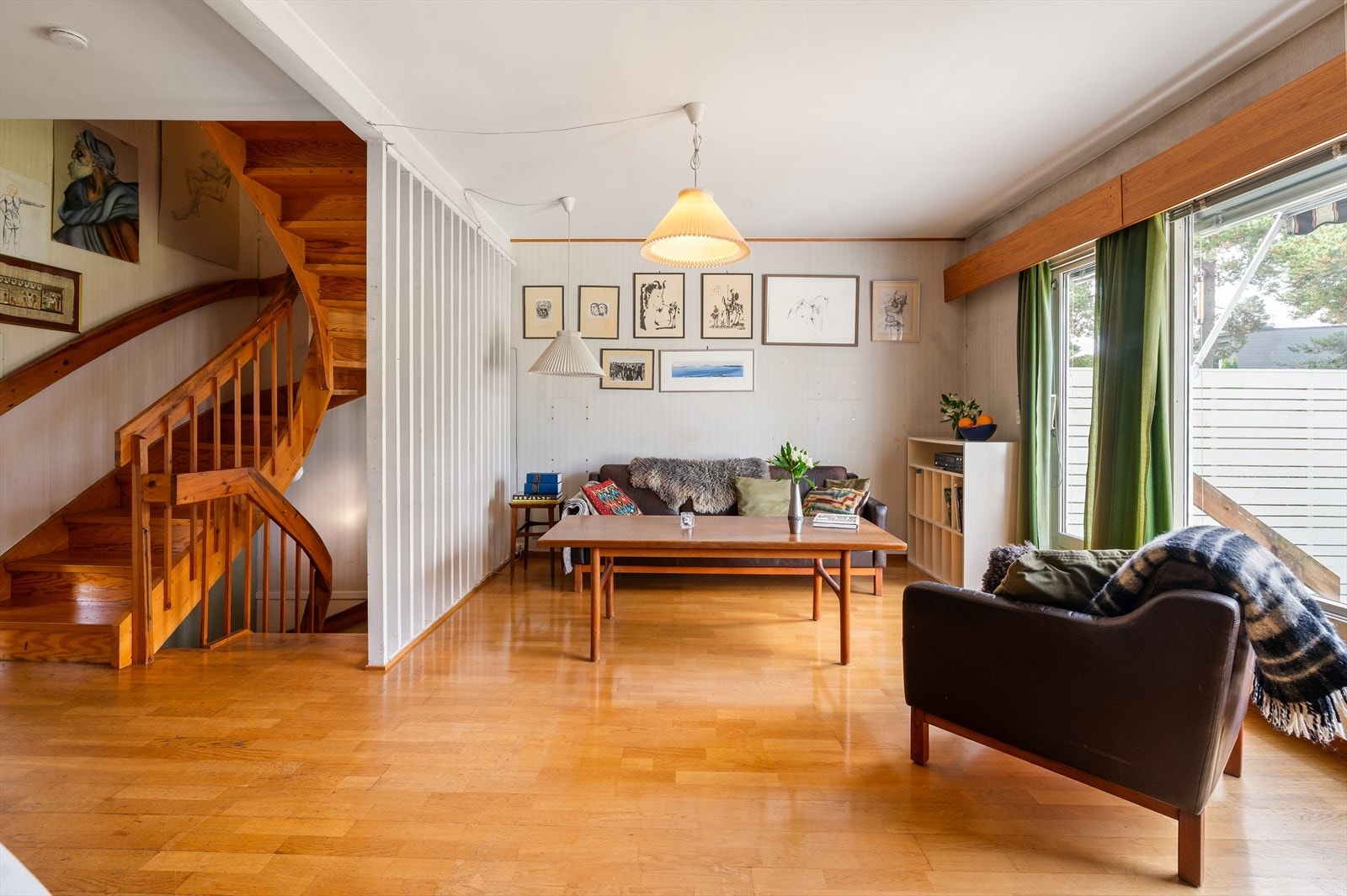 Store vindusflater slipper inn godt med lys og bidrar til en god atmosfære i boligen. Galleribilde