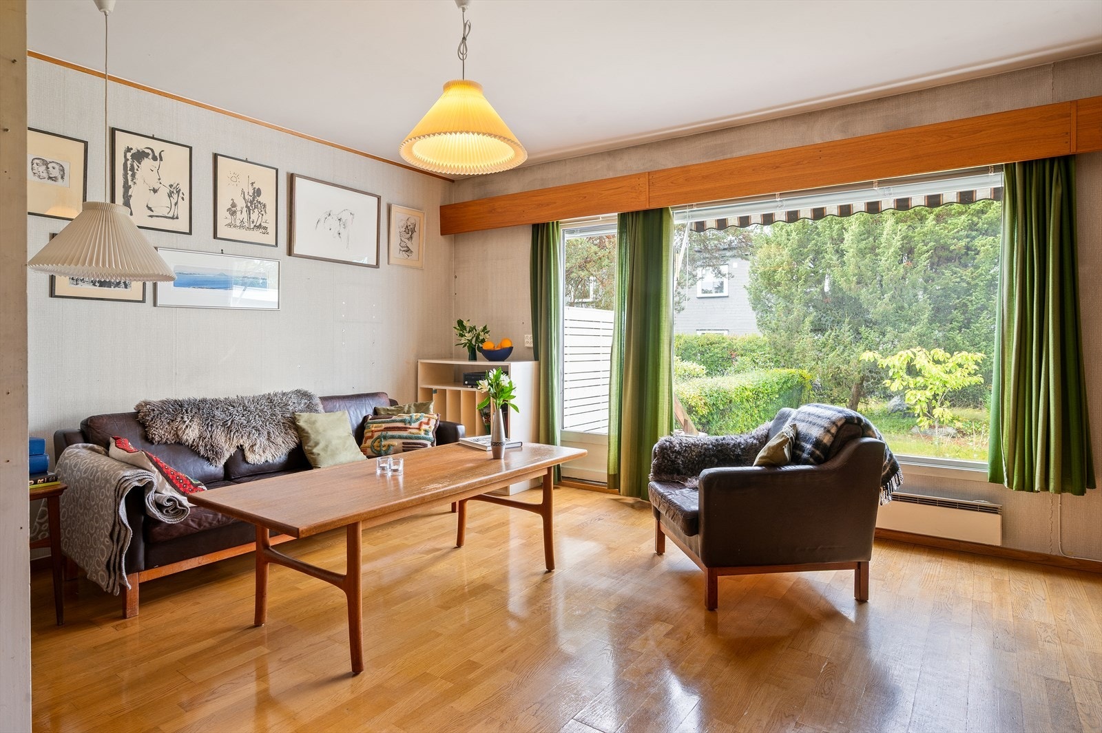 Det er godt med plass til en stor sofakrok med tilhørende medie- og oppbevaringsmøblement, samt god plass til et spisebord. Galleribilde
