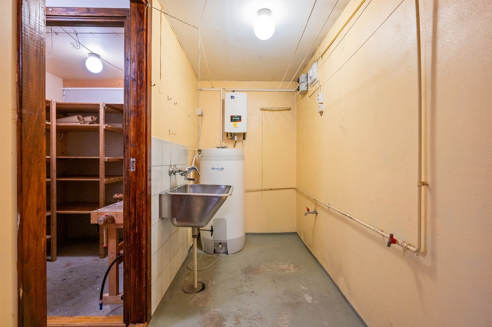 Vaskerommet er praktisk og funksjonelt innredet, med enkel utslagskum i stål og mekanisk avtrekk. Her finner man også en nyere varmtvannsbereder på ca. 198 liter fra 2013. Kontroll til solceller er montert her. Galleribilde