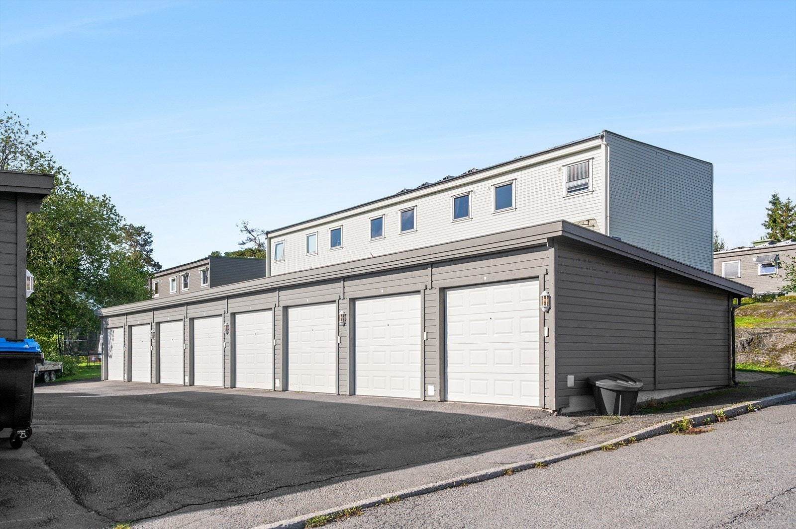 Det er montert solceller på tak i 2019 som generer strøm til boligen, samt selger overskuddsstøm. Galleribilde