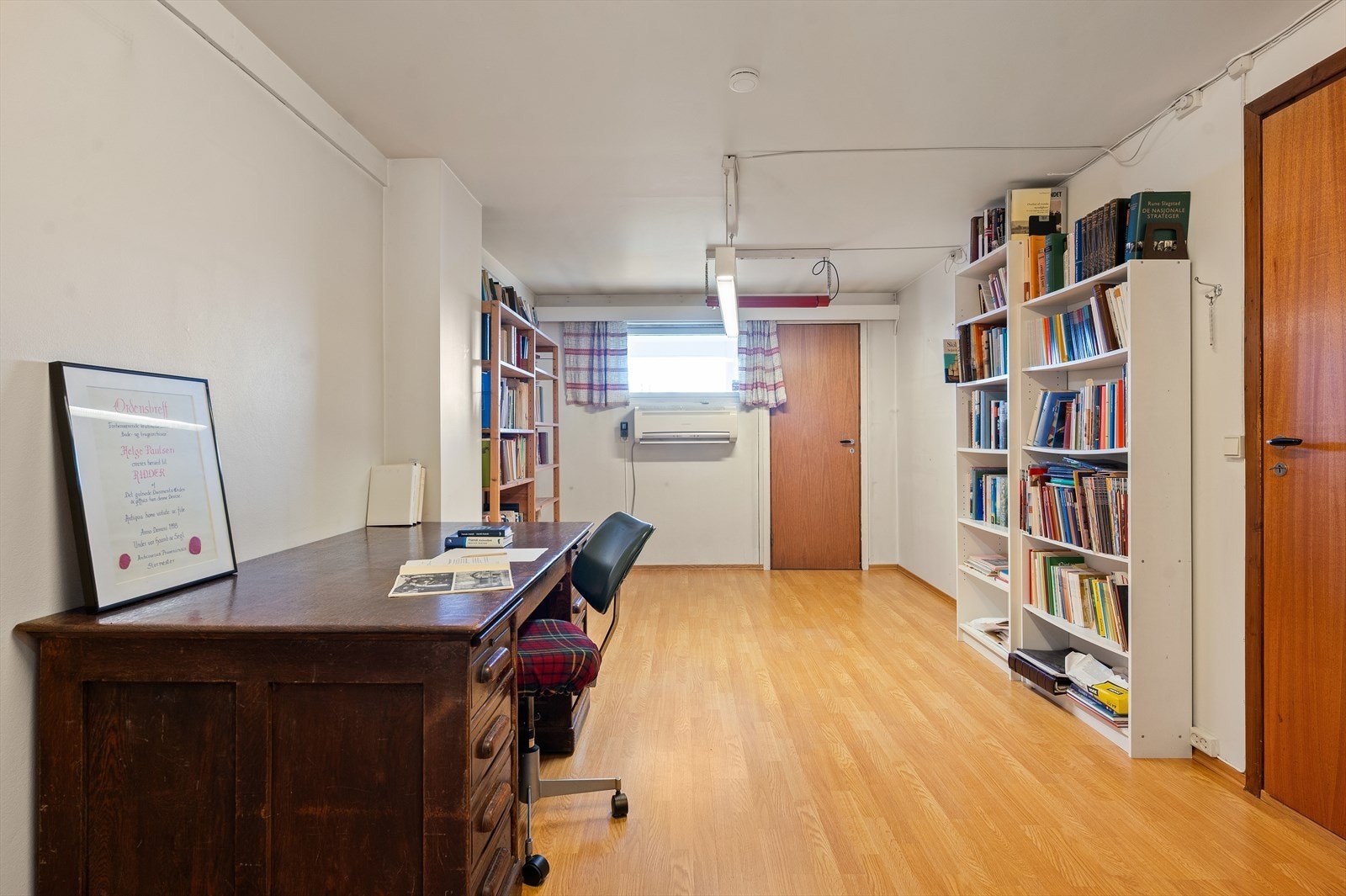 Lys og romslig rom som i dag er innredet som hjemmekontor. Rommet har også egen inngang. Galleribilde