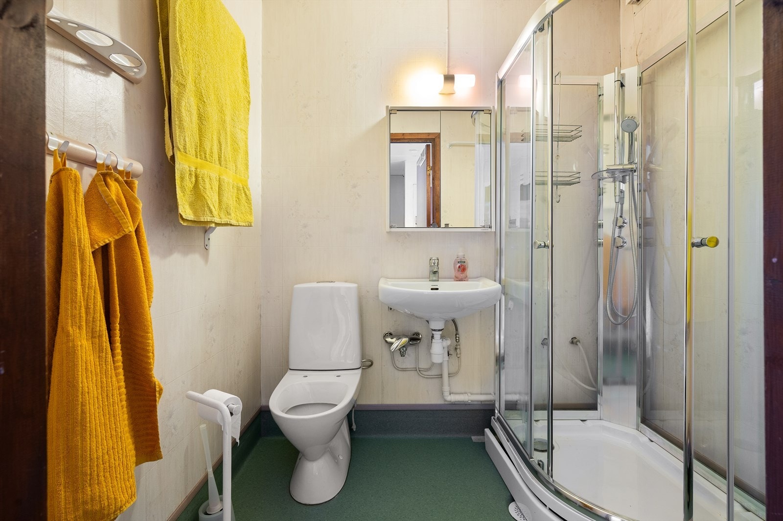 Badet er innredet med servant, WC og dusjkabinett. Løsningen er funksjonell slik det fremstår i dag. Galleribilde