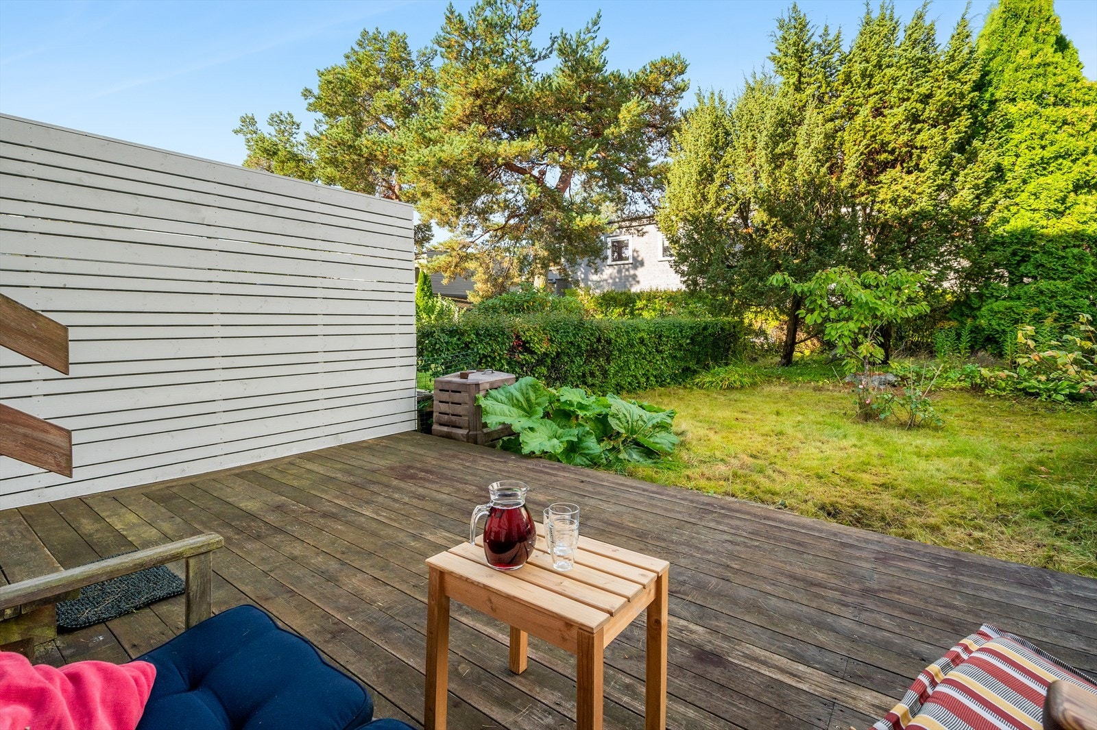 Terrasse på ca. 22m², samt en liten utebod for oppbevaring. Plassen er skjermet med beplantning, og hagen er et perfekt sted for barna å leke trygt. Galleribilde