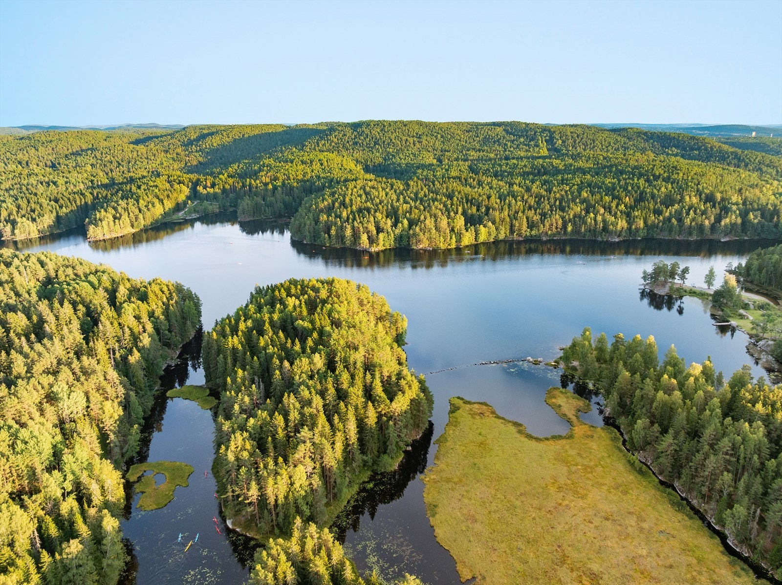 Østmarka byr på et mylder av turmuligheter, enten man er til fots, sykkel eller på ski, og er et populært utfartsområde med flere bade- og fiskevann, samt markastuer som byr på servering. Galleribilde
