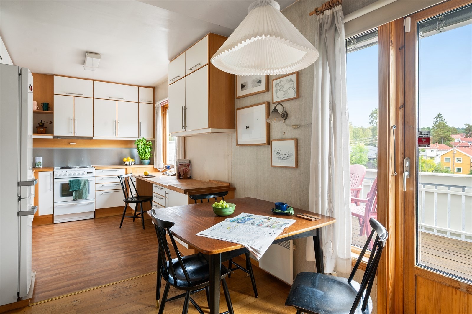 Innredningen er fra HTH og har slette fronter, overskap og benkeplate i bøk. Galleribilde