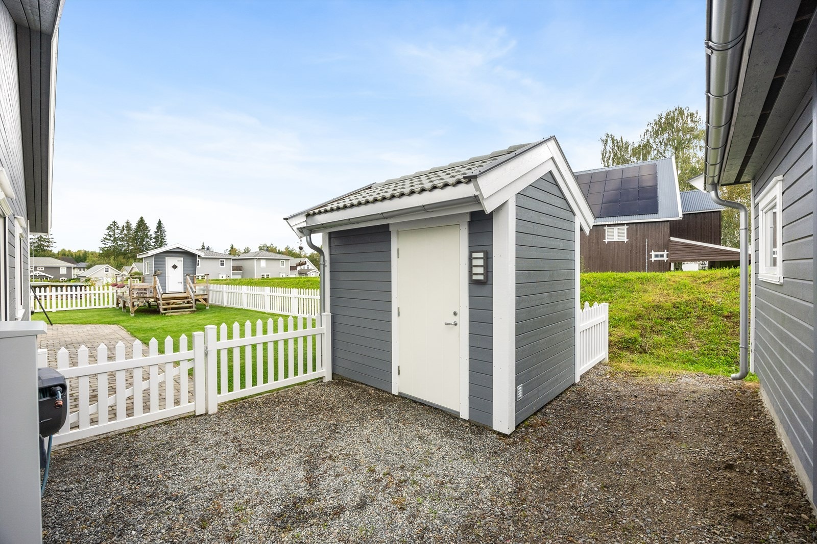 En separat, uisolert bod på ca. 5 m² gir ekstra lagringsplass for hageredskaper og utstyr. Galleribilde