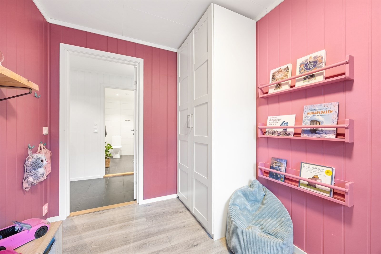 Alle soverommene har gjennomgående materialvalg med enstavs laminat og panelplater. Galleribilde