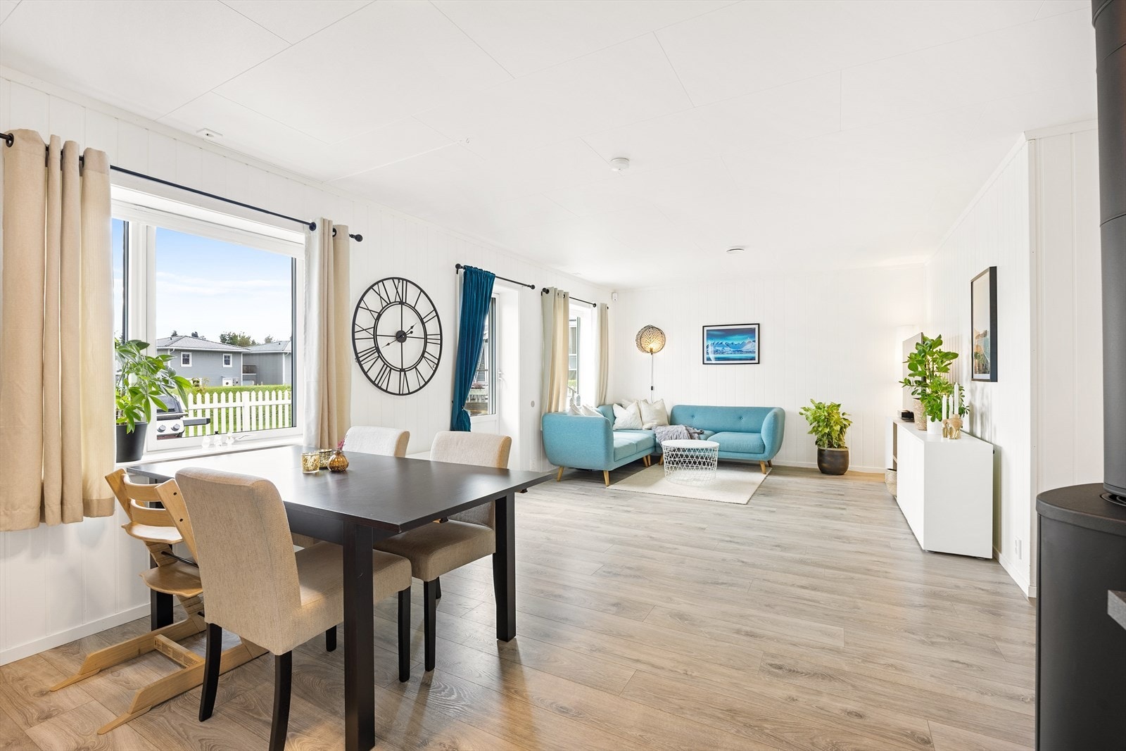 Den åpne løsningen gir en naturlig overgang mellom stue, spiseplass og kjøkken. Galleribilde