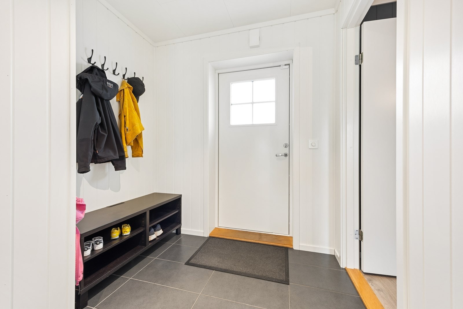Vi starter i en innbydende entré med flislagt gulv og behagelig gulvvarme. Galleribilde