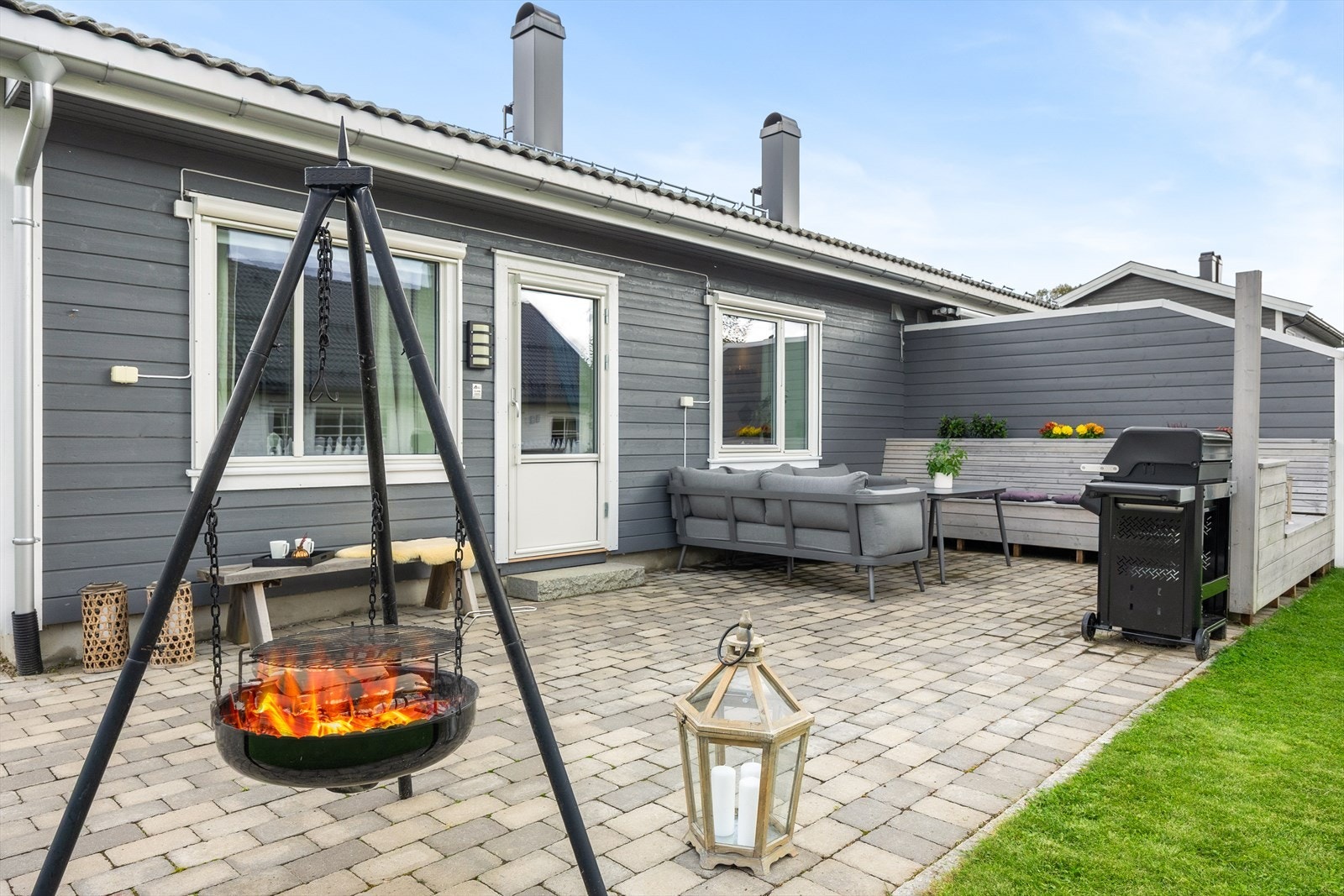 Den romslige uteplassen på 34 m² er dekket med belegningsstein og har god plass til utemøbler. Galleribilde