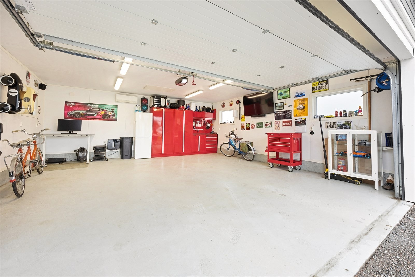 Garasjen er romslig og gir fleksible muligheter for både parkering, hobby og lagring. Galleribilde