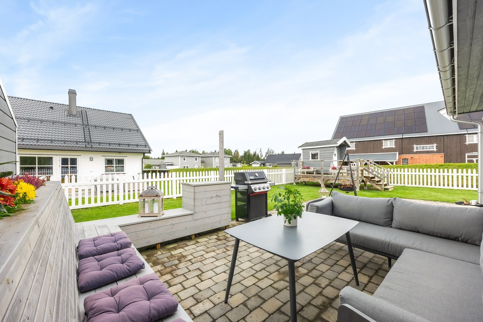 Uteplassen er delvis skjermet med en levegg, som skaper en lun og privat sone. Galleribilde