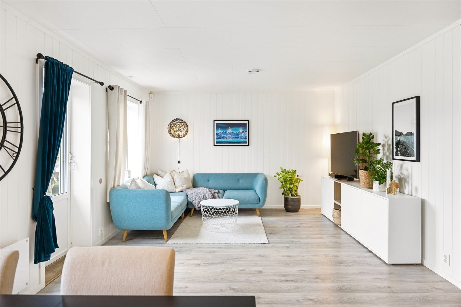 Stuen har god plass for en sofagruppe og utgang til den sørvendte uteplassen. Galleribilde
