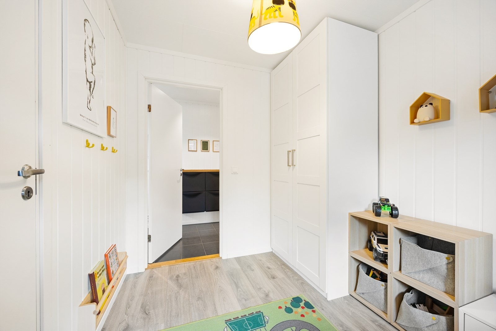 Rommet har plass til både seng og oppbevaringsmøbler. Galleribilde