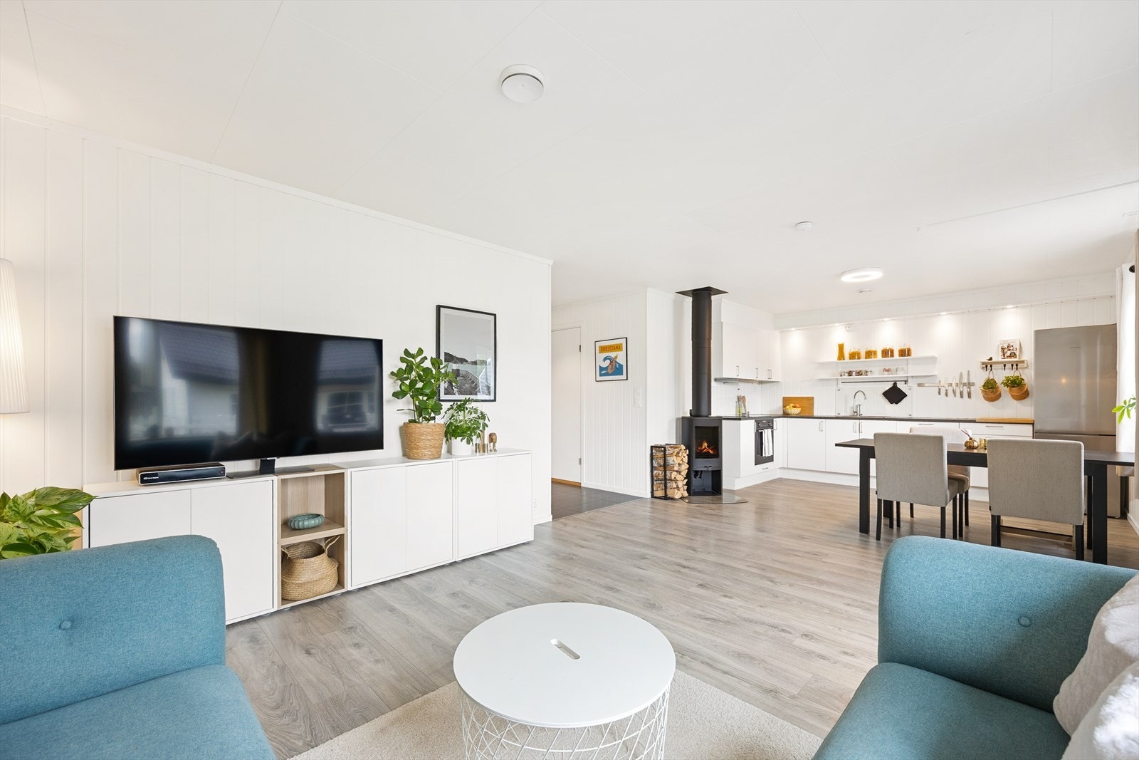 Den åpne løsningen legger fint til rette for sosiale sammenkomster. Galleribilde