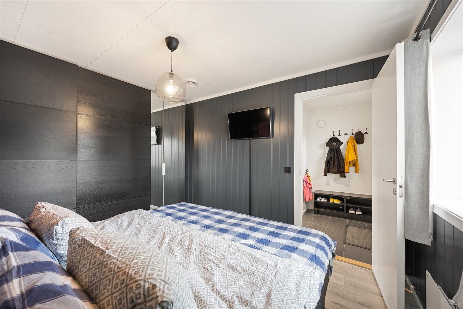 Rommet har enstavs laminat på gulvet og panelplater på veggene. Galleribilde