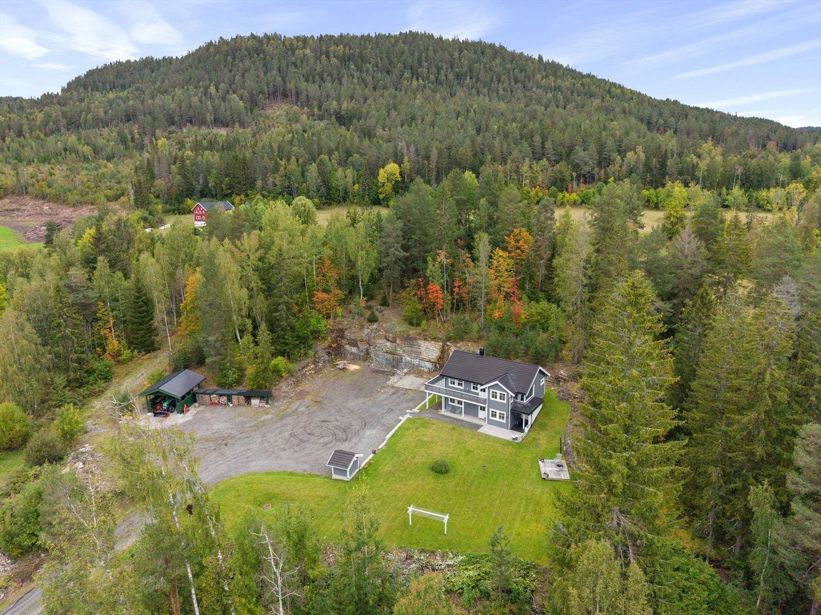 Tomten er relativt flat, med skrånende terreng rundt. Galleribilde