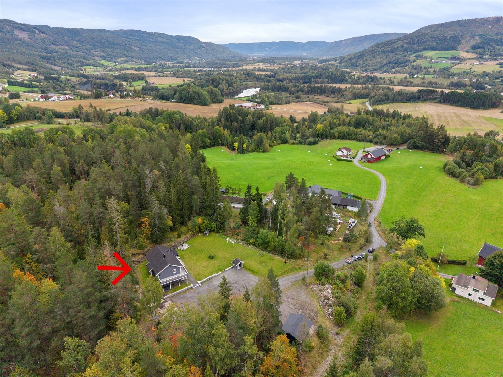 Sjelden og idyllisk eiendom beliggende øverst i Ullebergkroken inn en blindvei. Galleribilde