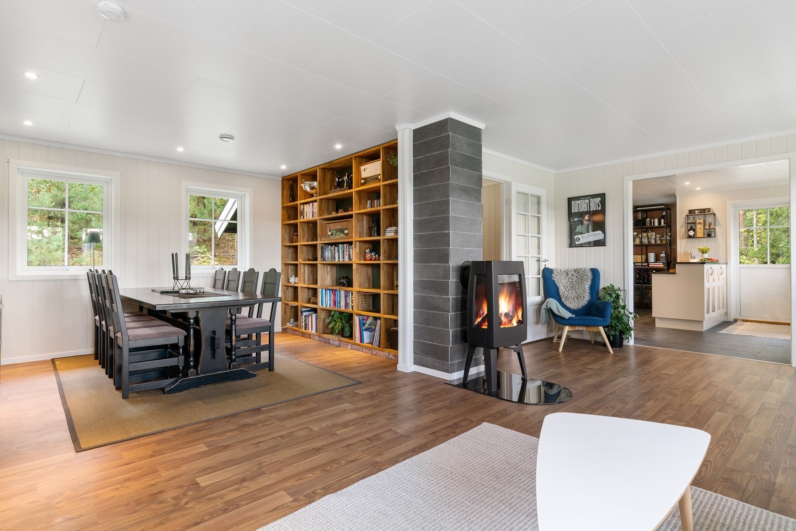 Romslig stue/spisestue med lyse overflater og god plass. Galleribilde