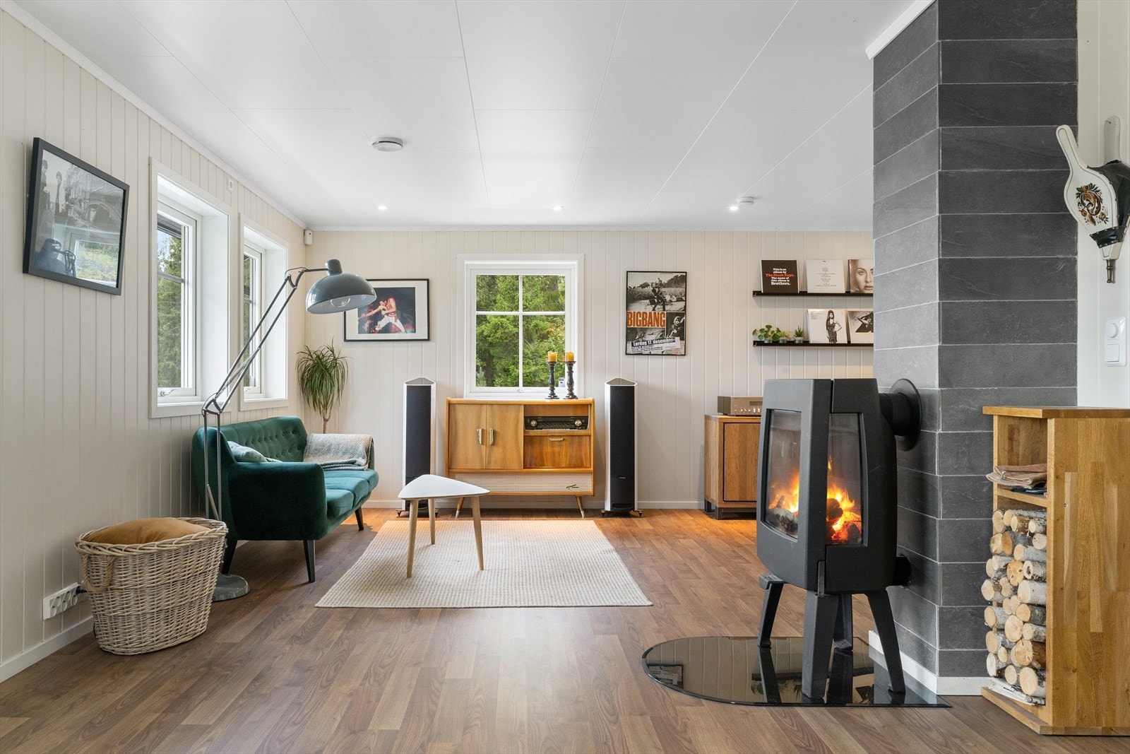 Peisen er stuens midtpunkt og varmer godt på kaldere dager. Galleribilde