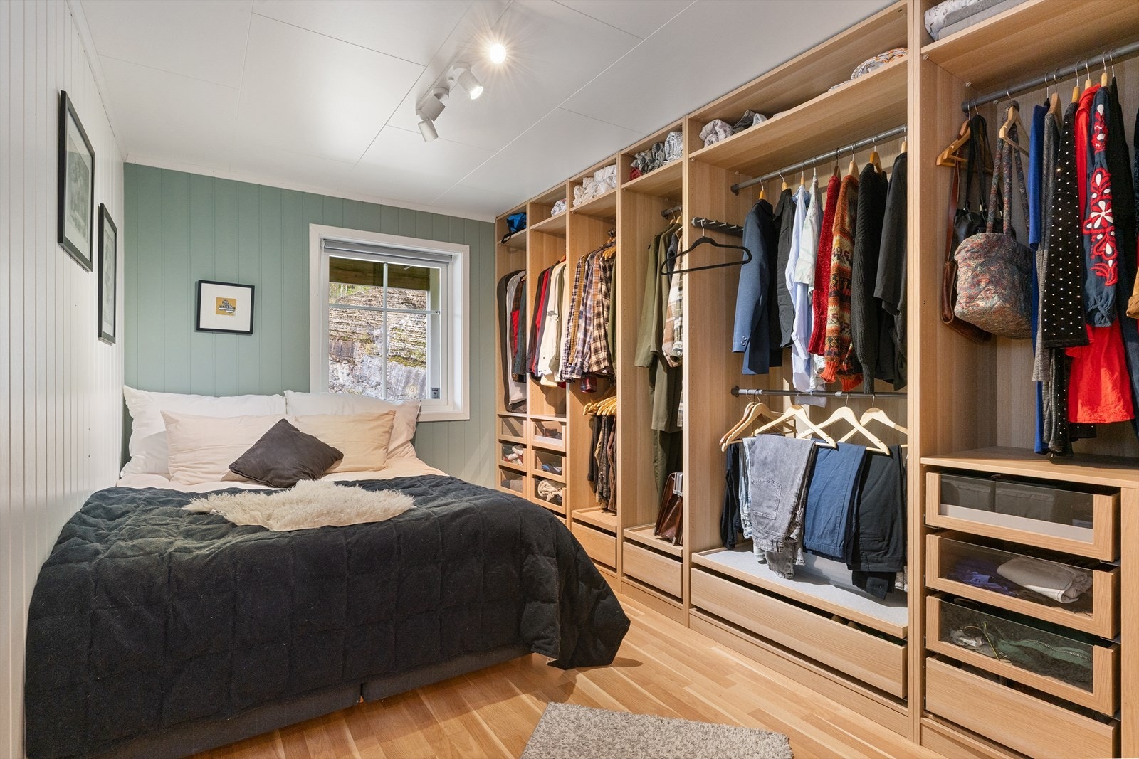 Soverom 2 med romslig og fin garderobeløsning. Galleribilde