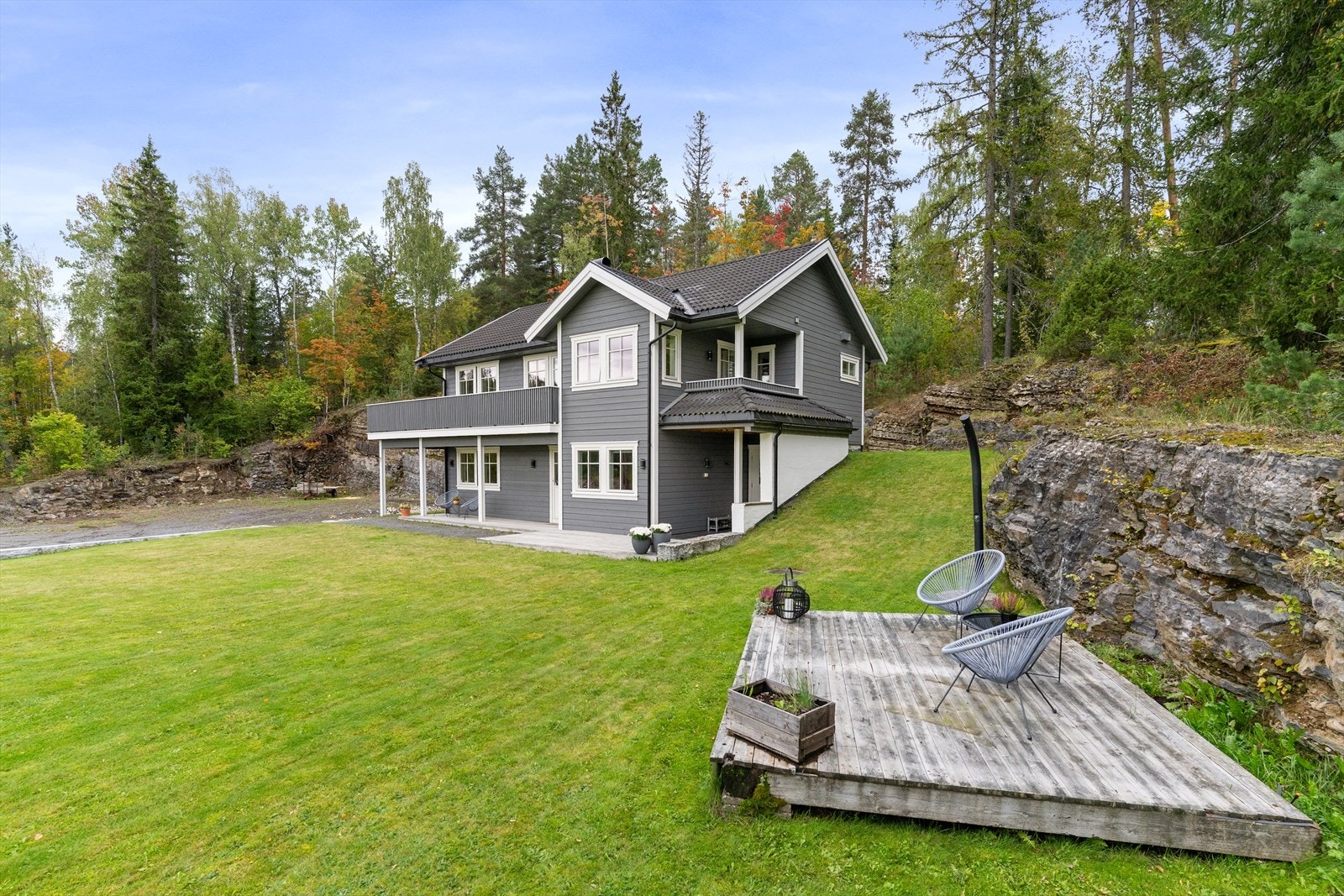 Egen platting utenfor boligen hvor lange soldager kan nytes. Galleribilde