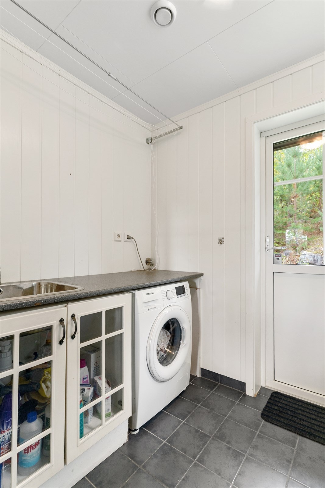 Gang/vaskerom i 1. etg innenfor kjøkken med egen praktisk utgang. Galleribilde