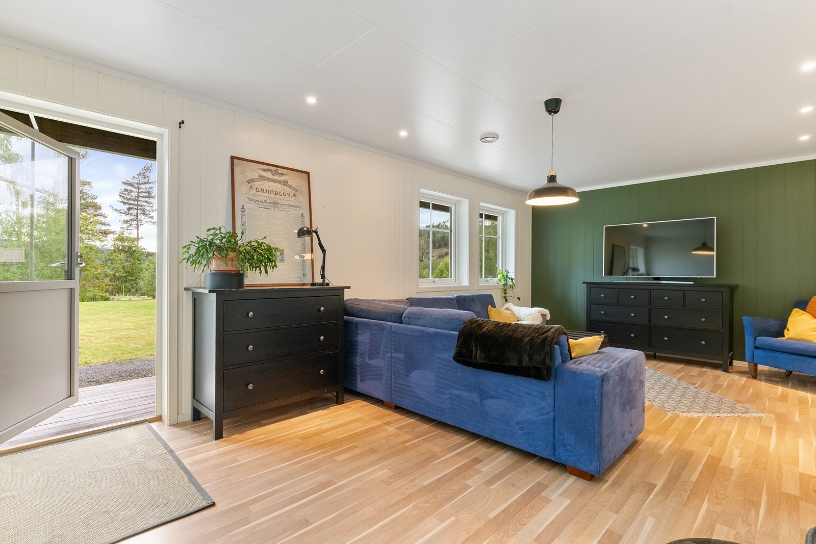 Stue/soverom med god størrelse og egen utgang til plattingen/hagen. Galleribilde