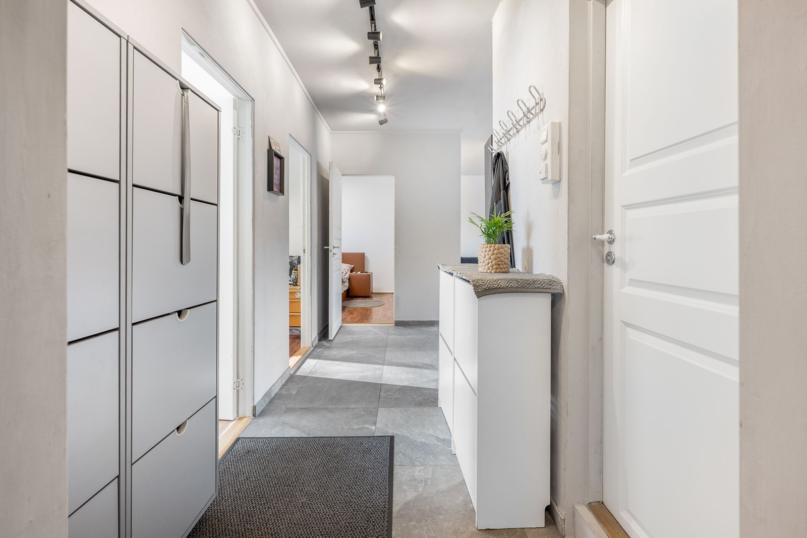 Velkommen inn! Lys entrè med plass til sette fra seg skoene og henge fra seg yttertøyet. Galleribilde
