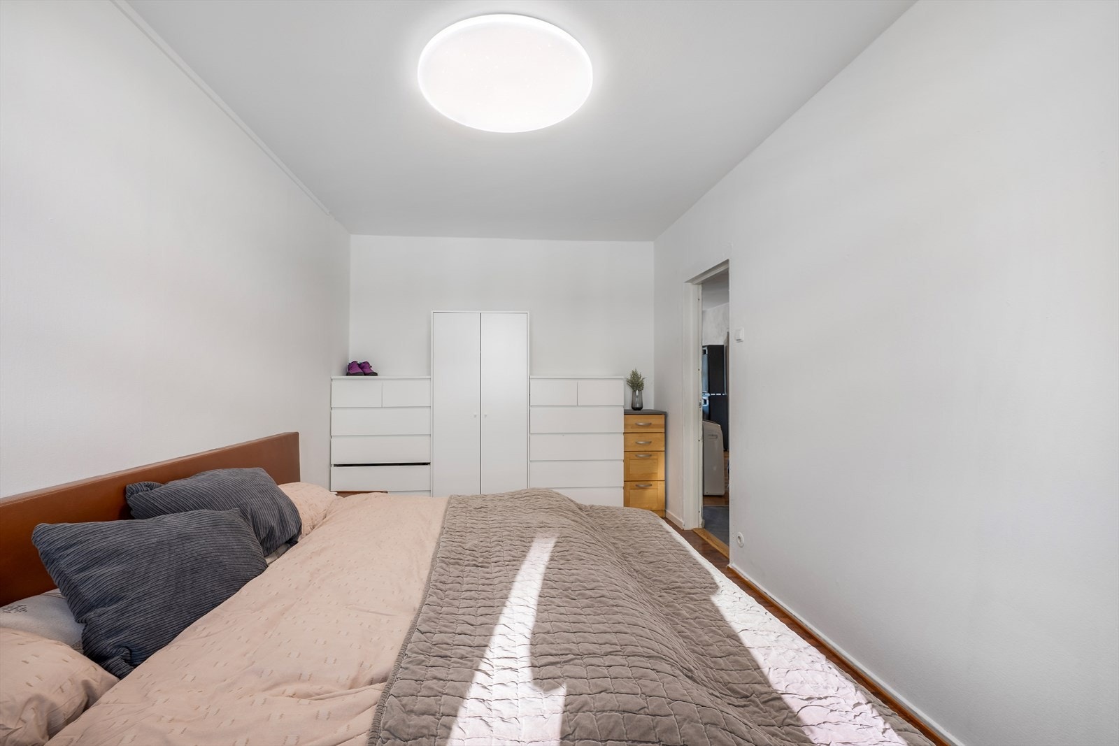 Boligen har totalt 3 soverom, hvorav hovedsoverommet har god plass til dobbeltseng. Galleribilde