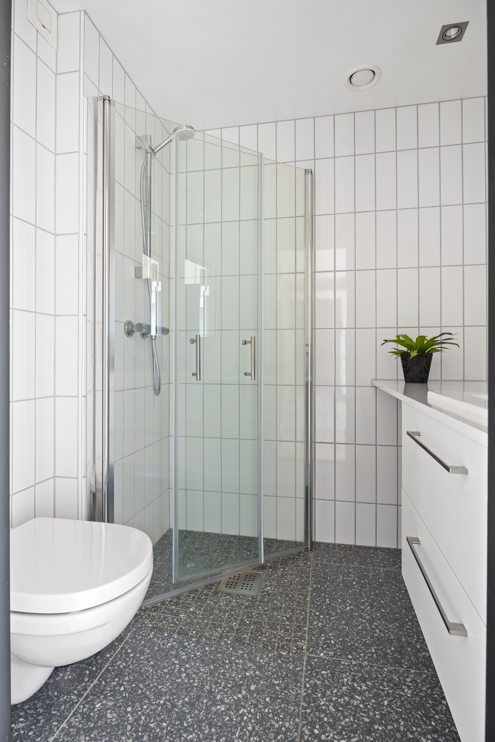 Bad med innglasset dusjhjørne Galleribilde