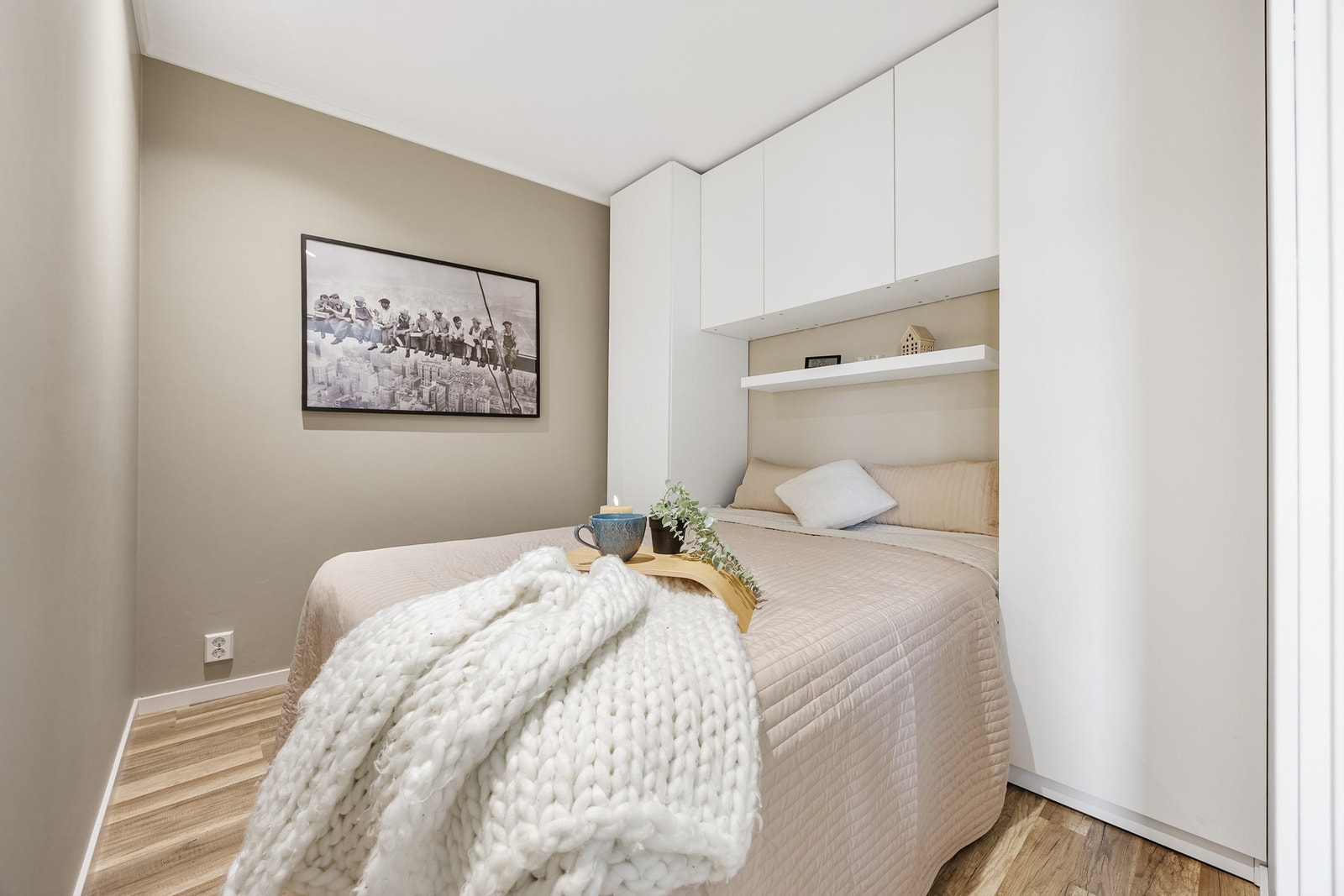 Romslig plass til å kunne bevege seg rundt sengen, med god tilgang til skapene. Galleribilde