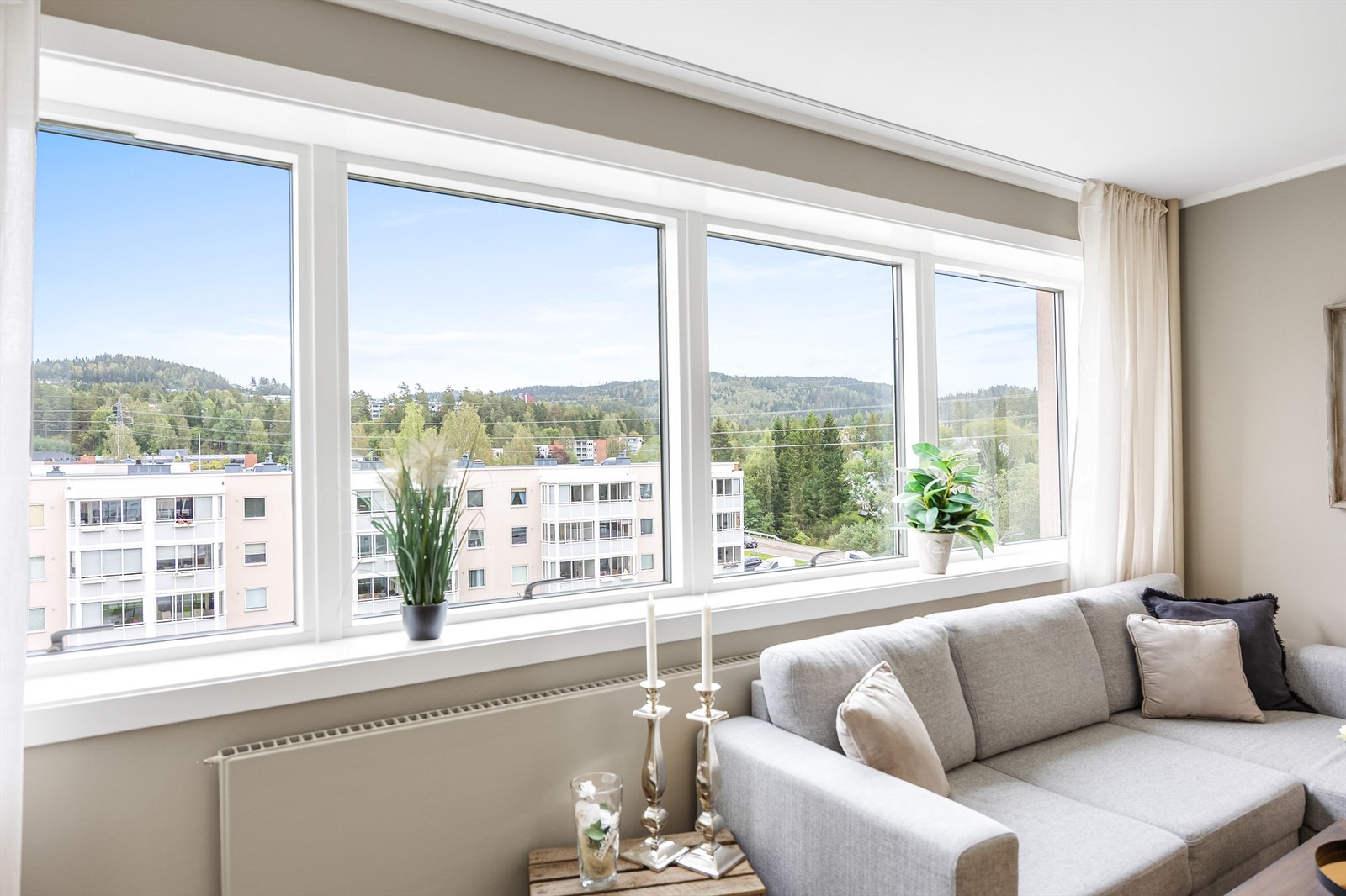 Store vindusflater som ir flott utsyn og naturlig lysinnslipp. Galleribilde