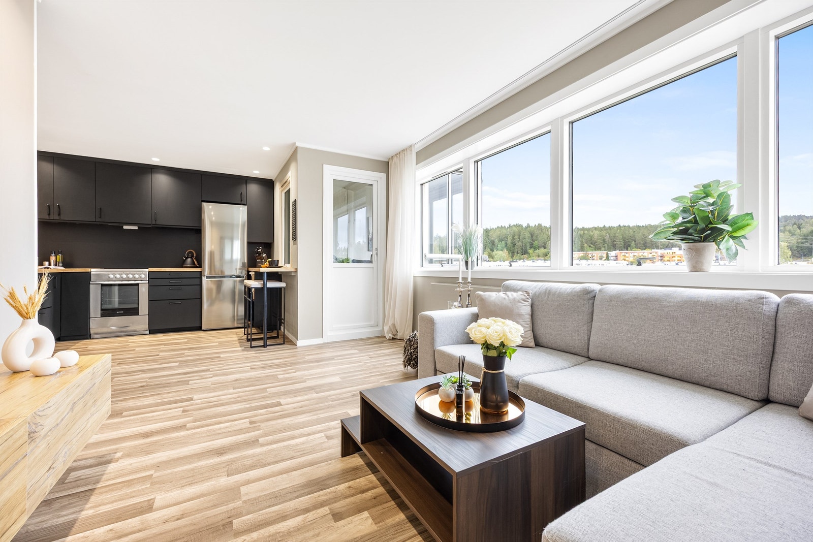 store vindusflater gir flott utsikt og rikelig med naturlig lys inn mot kjøkken og stue. Galleribilde