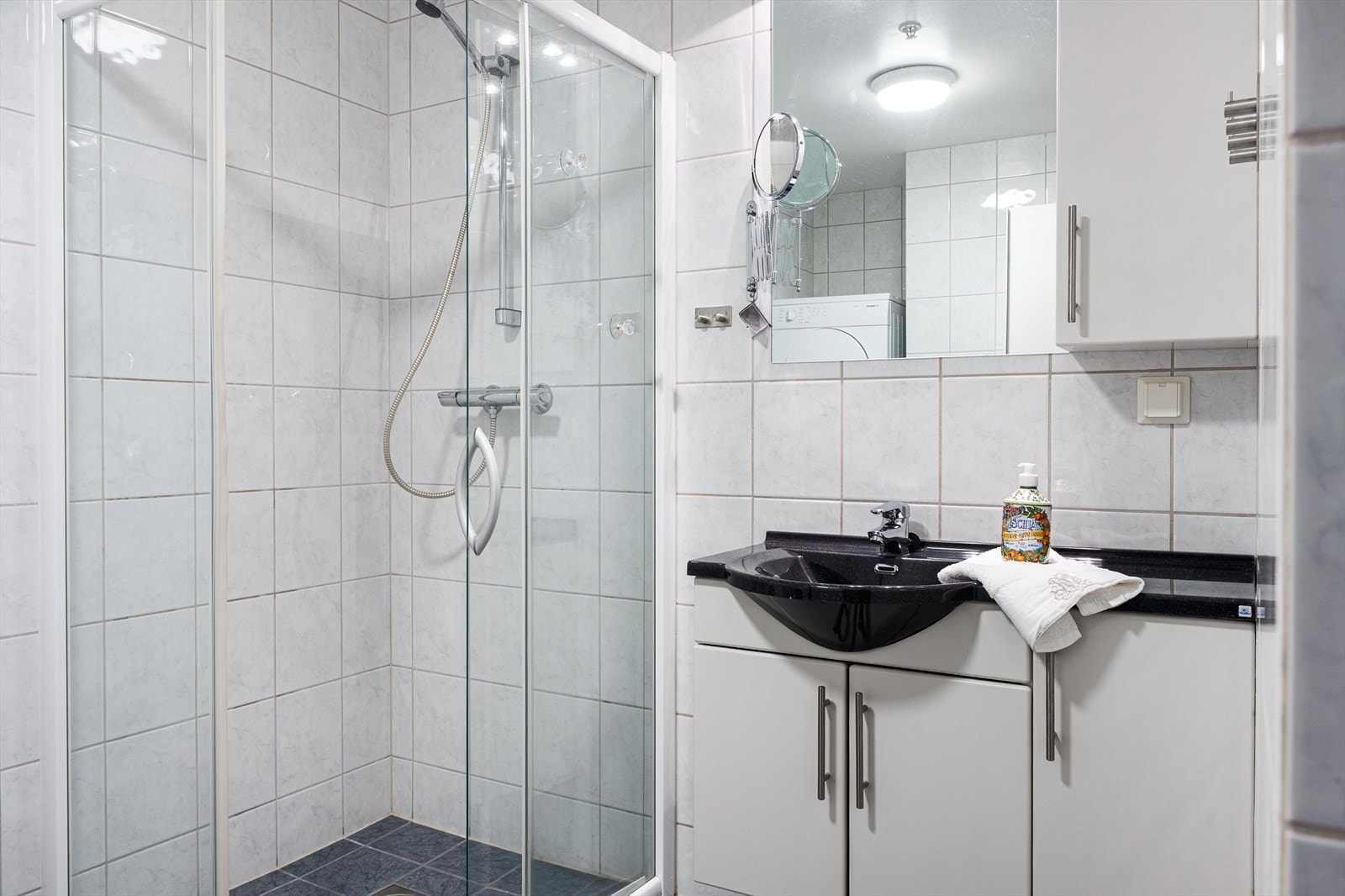 Helfliset, romslig baderom med nisje til vaskemaskin og tørketrommel. Galleribilde