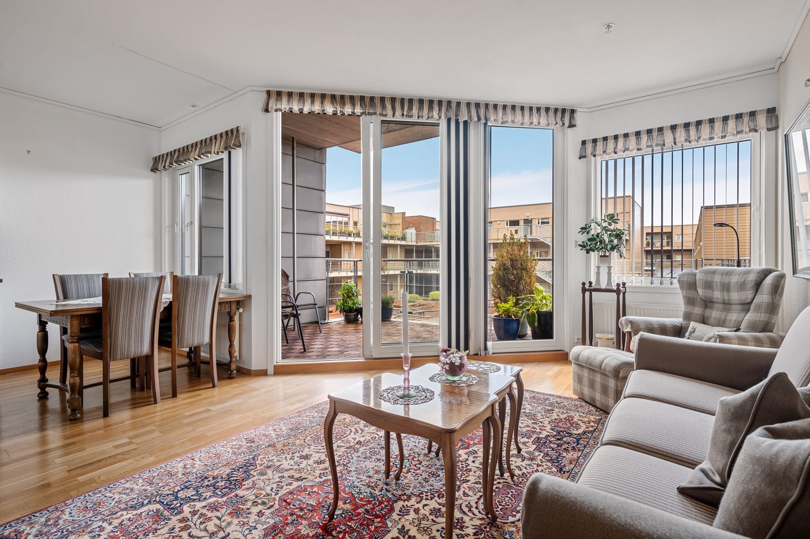 Velkommen til Holbergs Gate 20, leil. 408 - En attraktiv 3-roms leilighet med sørvest-vendt balkong som gir gode solforhold, midt i hjertet av Sandnes Sentrum. Galleribilde