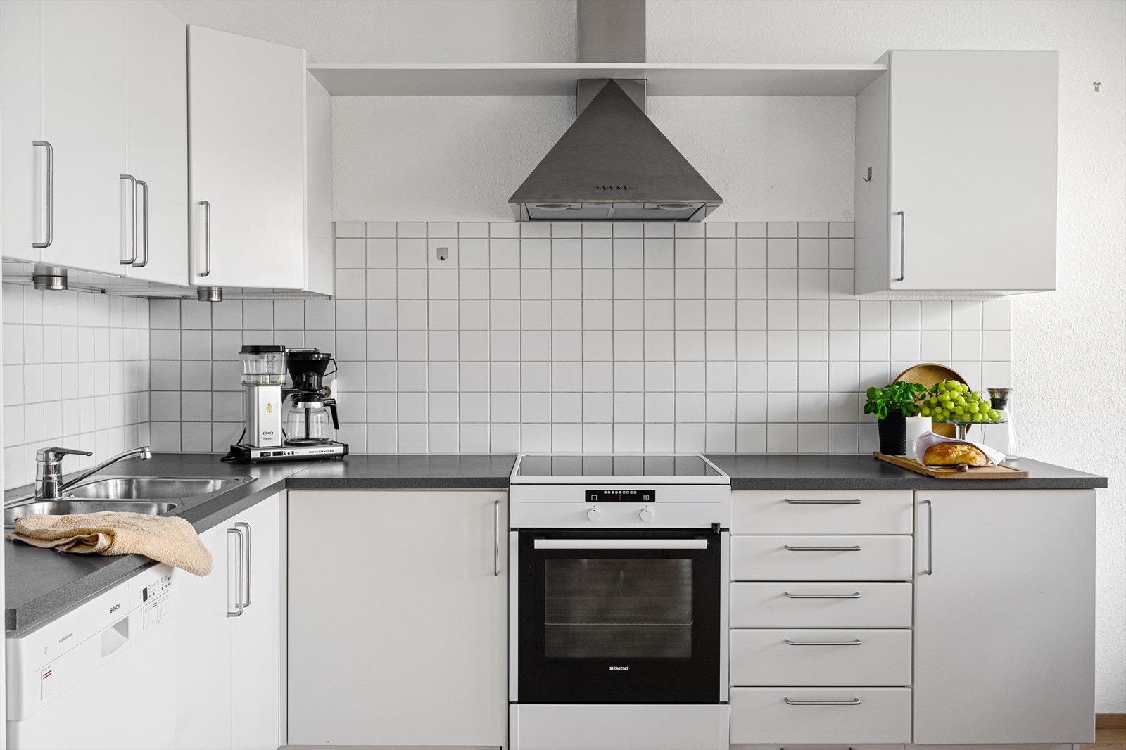 Åpen stue- og kjøkkenløsning med god benk- og skapplass. Galleribilde