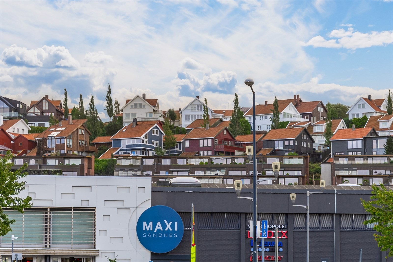 Kun et steinkast unna ligger Maxi Sandnes - et populært kjøpesenter med dagligvare, apotek, vinmonopol, sport, interiør og kafeer. Her har du alt samlet på ett sted, lett tilgjengelig i hverdagen. Galleribilde