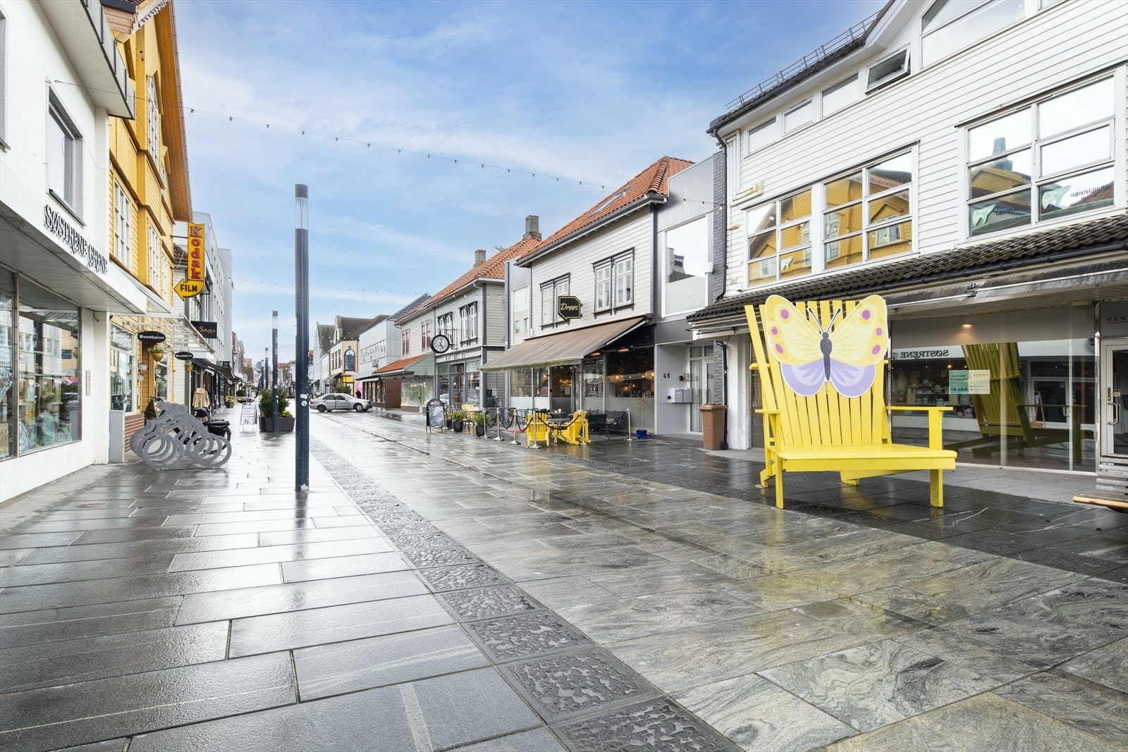 Innen få minutters gange venter Langgata - Sandnes sin levende handlegate med både kjedebutikker, små nisjebutikker, koselige kafeer og restauranter. Et naturlig samlingspunkt som gir ekte byfølelse. Galleribilde