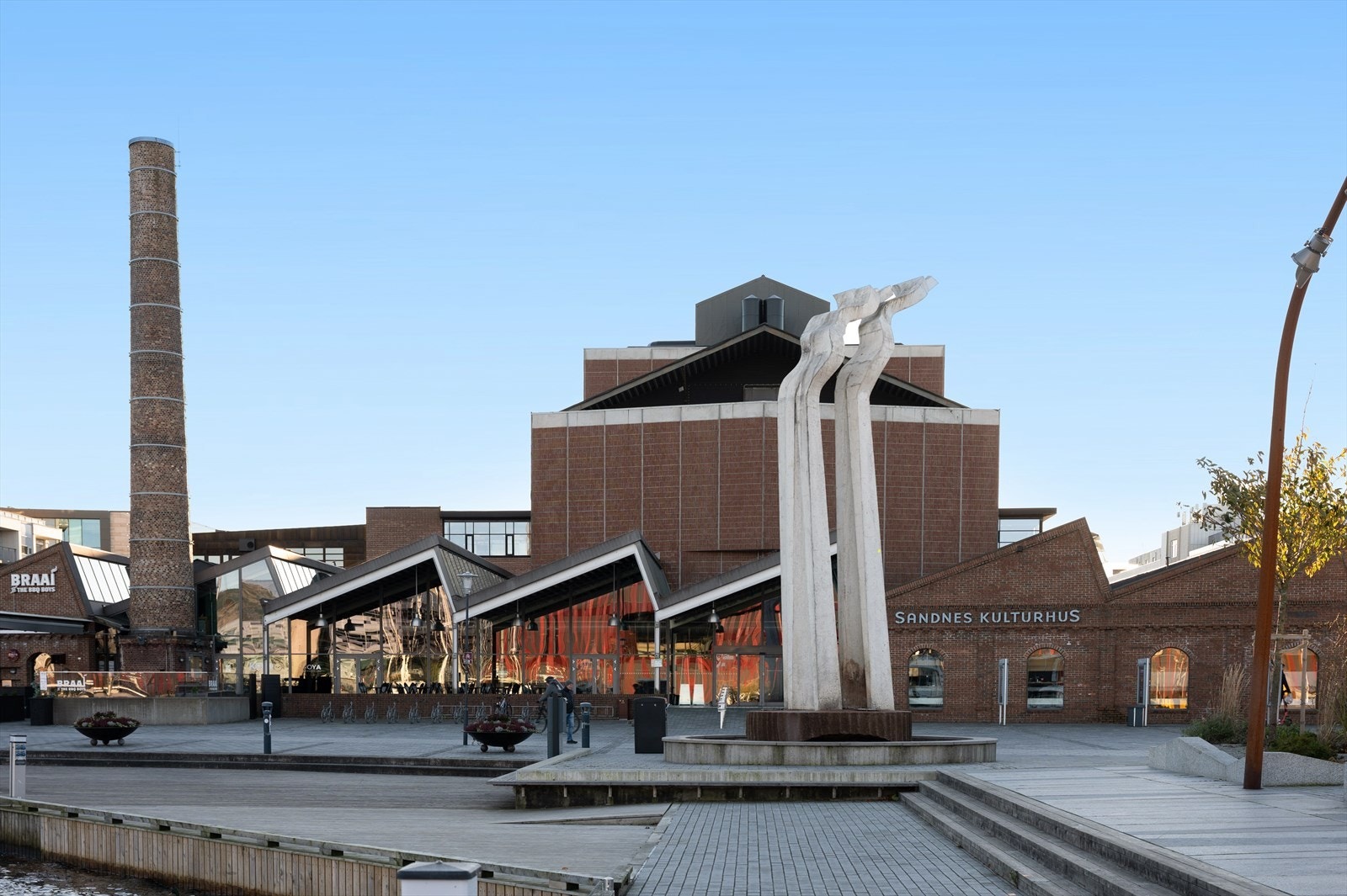 Like ved finner du Sandnes kulturhus - byens store møteplass for konserter, teater, dans og kulturelle opplevelser. Her arrangeres alt fra intime forestillinger til store nasjonale produksjoner, og huset er et viktig samlingspunkt for både små og store. Galleribilde