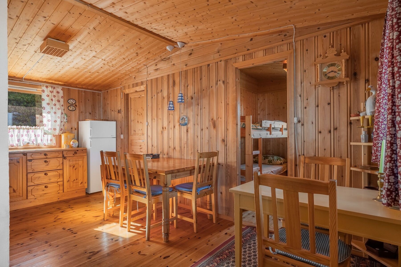 Plass til romslig spisebord med plass til familie eller venner Galleribilde