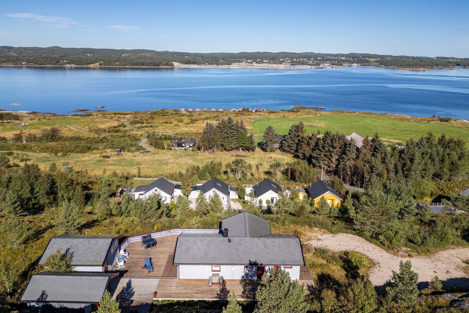 Eiendommen ligger fint til med flott utsikt Galleribilde